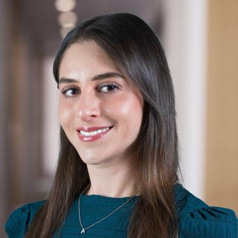 Aline Silva headshot.